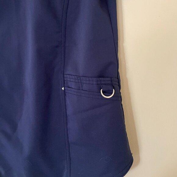 V neck scrub top with pockets - Picture 2 of 10